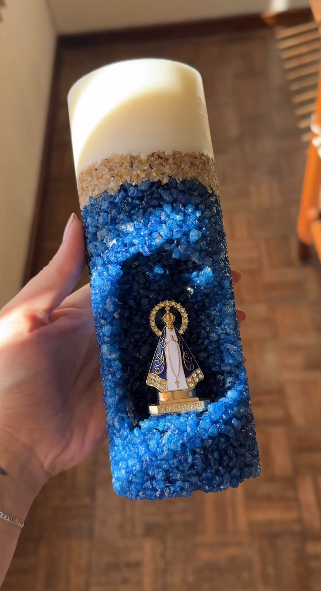 [Compre 1 e Leve 2] Vela Artesanal Nossa Senhora Aparecida - Cristais Azul Safira e Ouro