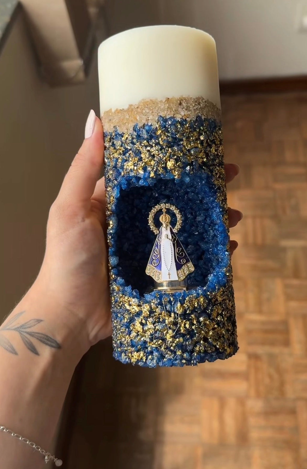 [Compre 1 e Leve 2] Vela Artesanal Nossa Senhora Aparecida - Cristais Azul e Ouro Premium