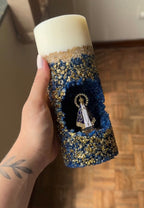 [Compre 1 e Leve 2] Vela Artesanal Nossa Senhora Aparecida - Cristais Azul e Ouro Premium