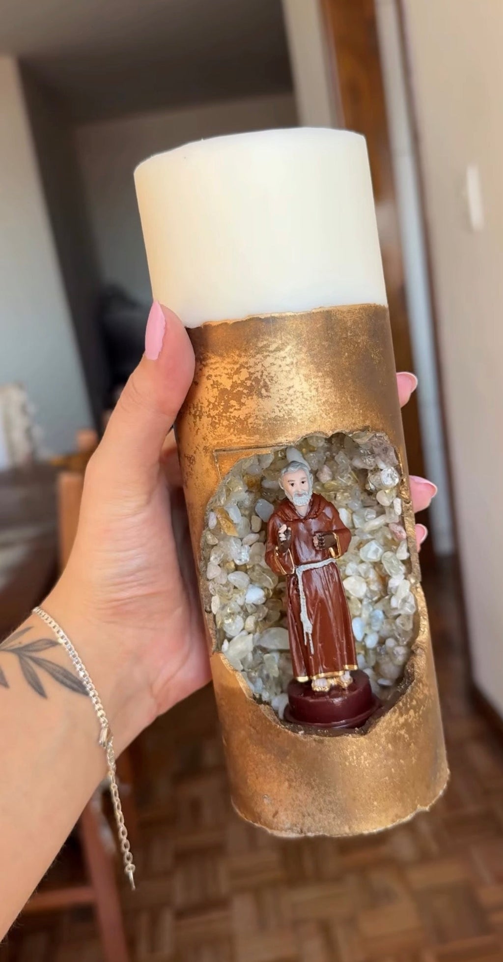 [Compre 1 e Leve 2] Vela Artesanal Santo Antônio - Gruta de Cristais Naturais e Ouro