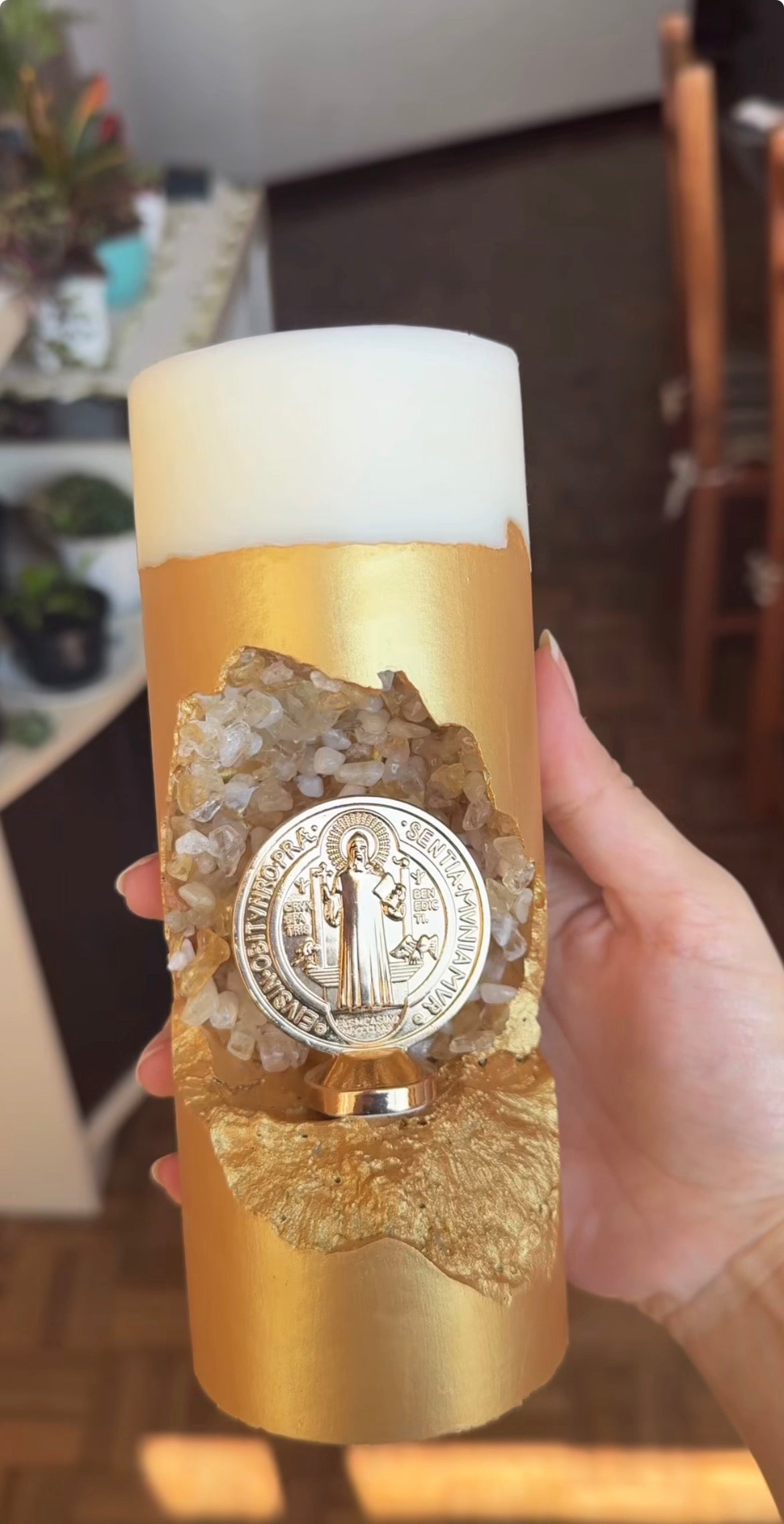 [Compre 1 e Leve 2] Vela Artesanal São Bento - Cristais Champagne e Ouro