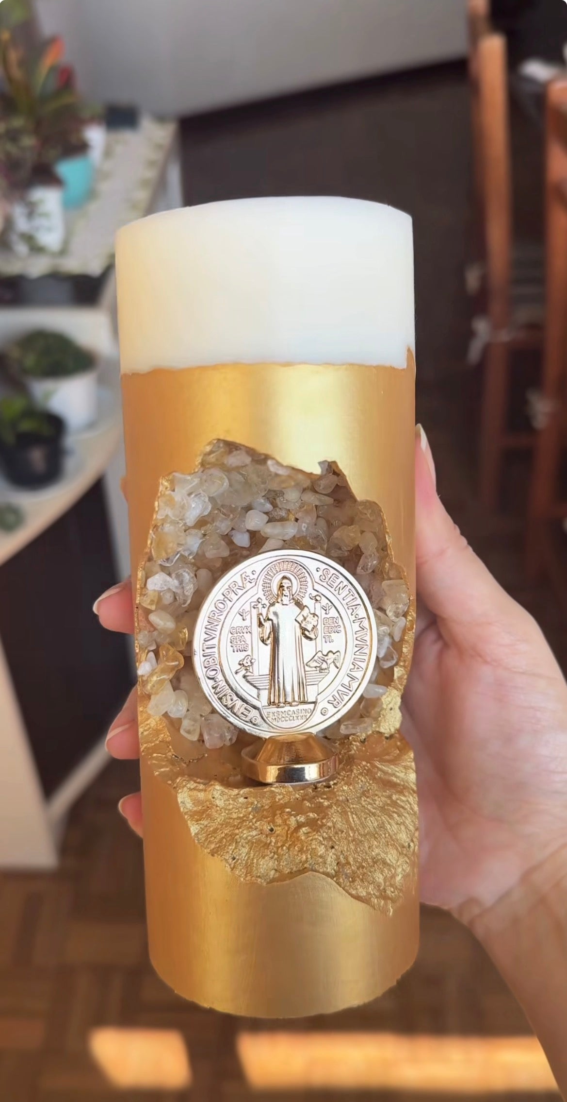 [Compre 1 e Leve 2] Vela Artesanal São Bento - Cristais Champagne e Ouro