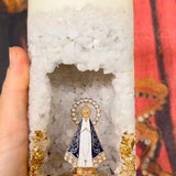 [Compre 1 e Leve 2] Vela Artesanal Nossa Senhora Aparecida - Gruta de Cristais Brancos e Ouro