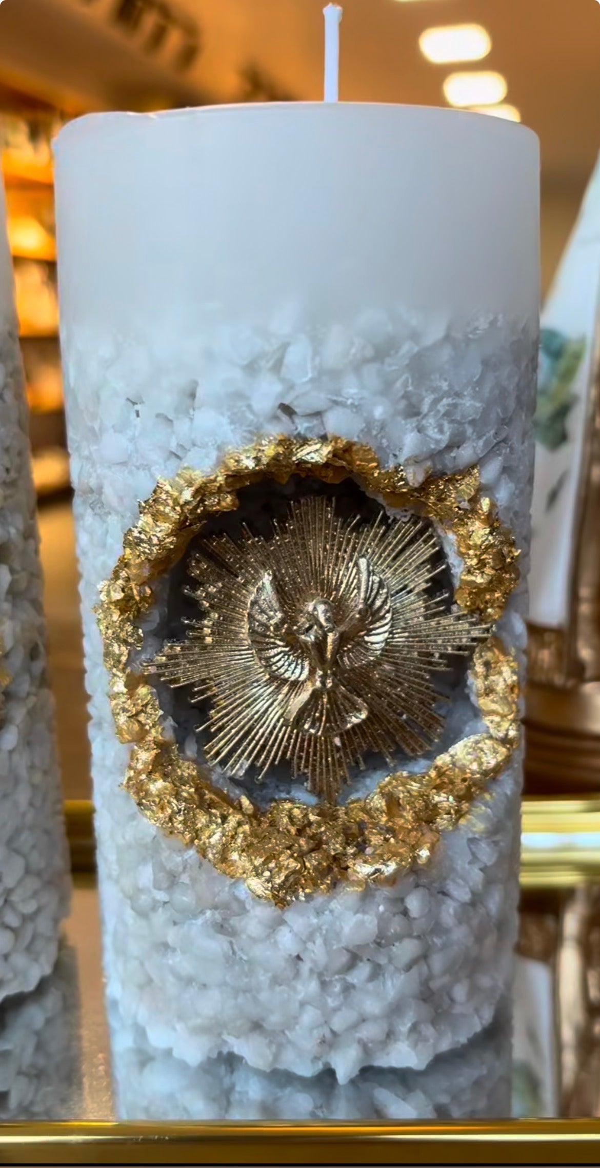 [Compre 1 e Leve 2] Vela Artesanal Divino Espírito Santo - Cristais Brancos e Moldura Dourada Premium