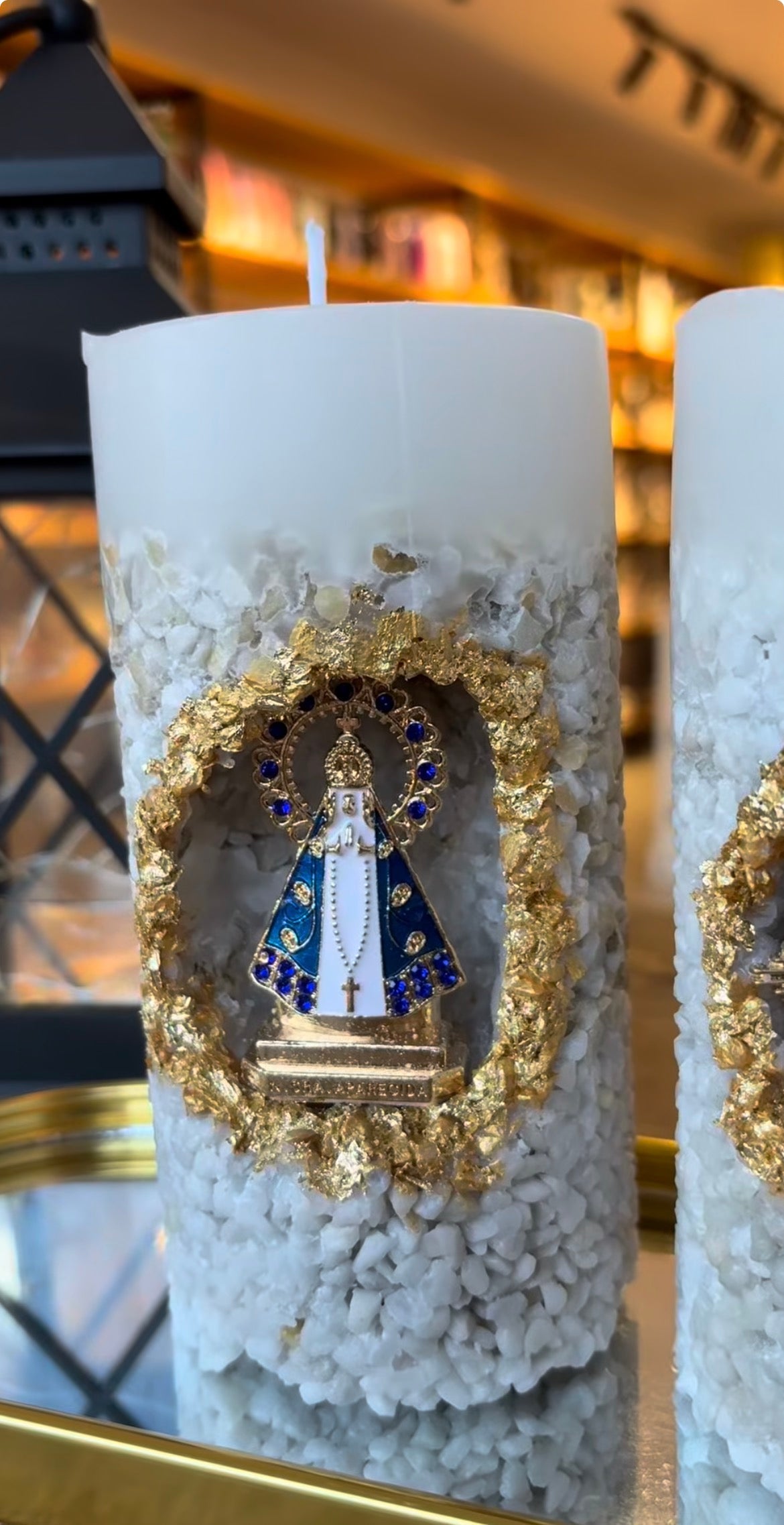[Compre 1 e Leve 2] Vela Artesanal Nossa Senhora Aparecida - Cristais Brancos e Moldura Dourada Premium