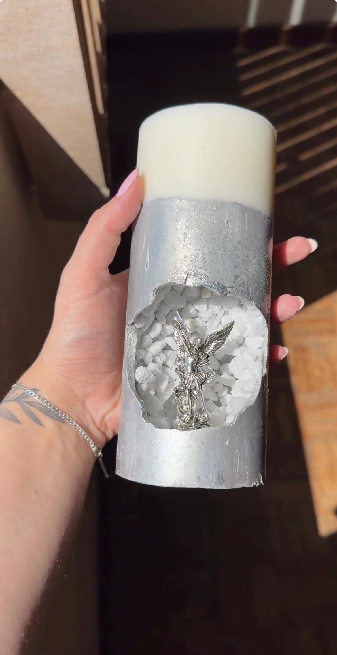 [Compre 1 e Leve 2] Vela Artesanal São Miguel Arcanjo - Prata Celestial e Cristais Brancos