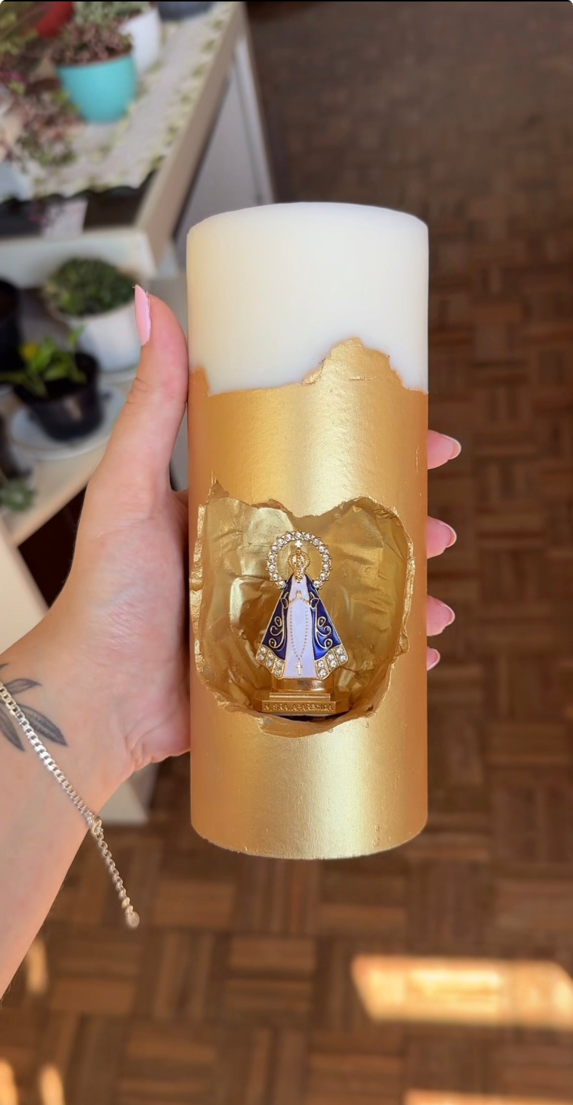 [Compre 1 e Leve 2]  Vela Artesanal Nossa Senhora Aparecida - Design Minimalista Ouro Premium