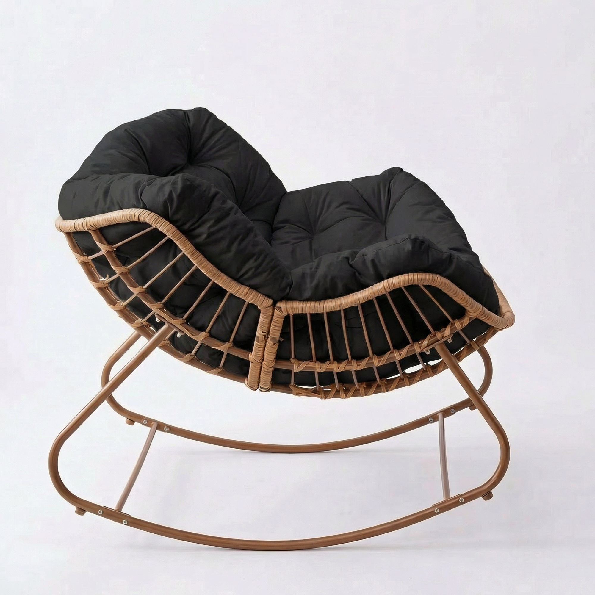 Cadeira de Balanço Nut Chair em Rattan Estrutura Robusta e Almofada Removível