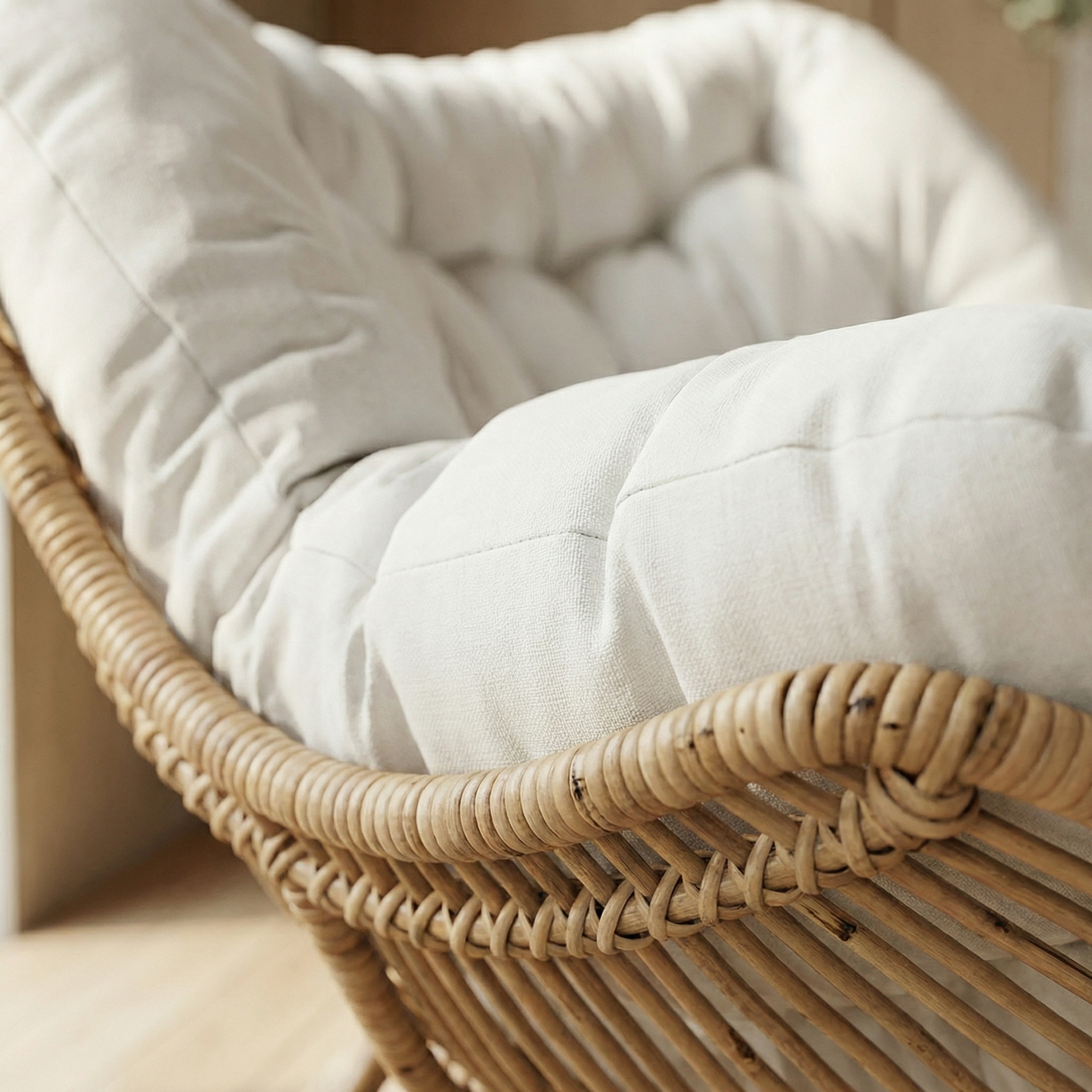 Cadeira de Balanço Nut Chair em Rattan Estrutura Robusta e Almofada Removível